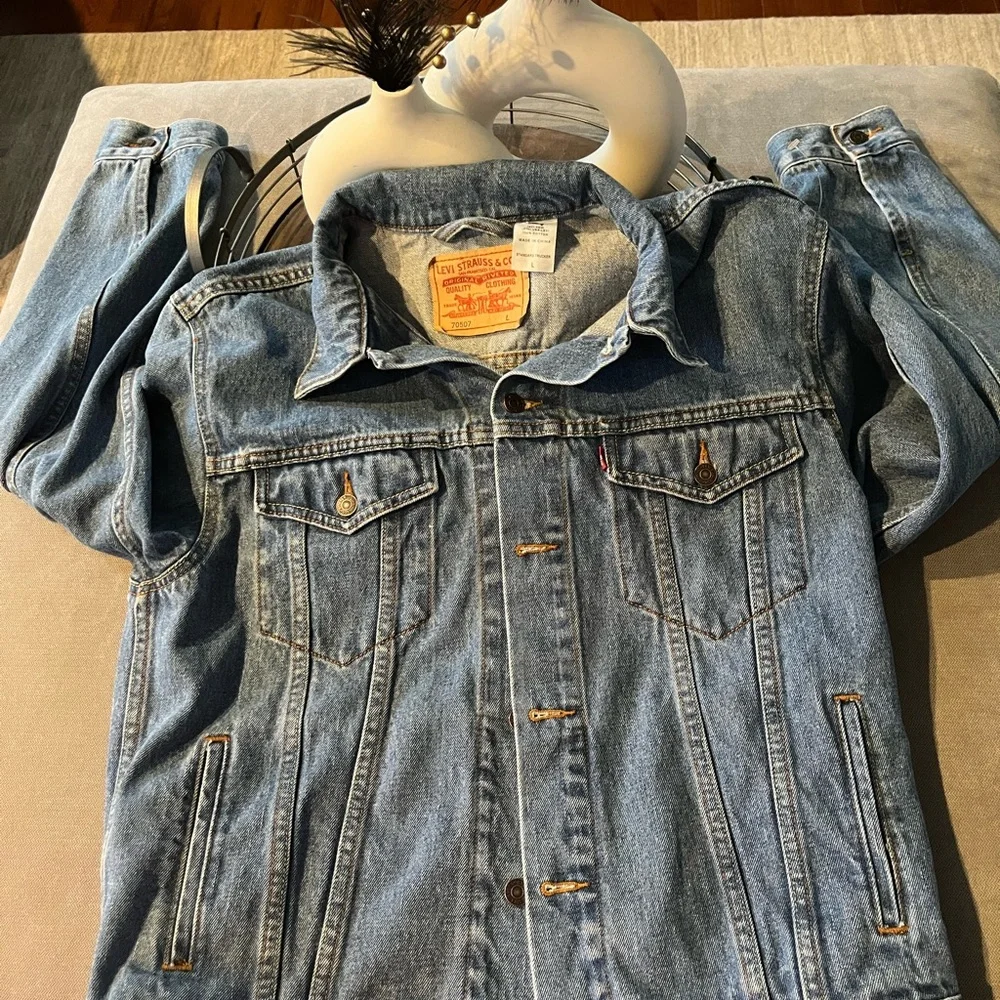 Levi's Vintage Relaxed Light Blue Denim Trucker Jacket Size:Large - Picture 2 of 7